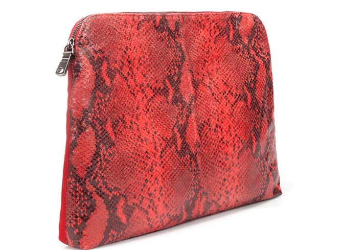 Mẫu xắc họa tiết da rắn màu đỏ trông thật thời trang và phong cách. Xem thêm: Những chiếc túi "nhìn là mê" của Sao.